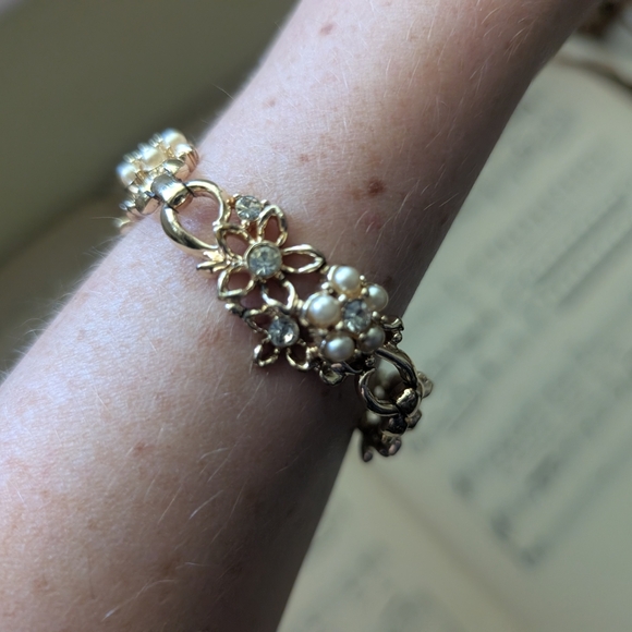 Vintage 50s Goldtone Floral Bracelet With Gemstones And Faux Pearls - Picture 9 of 13